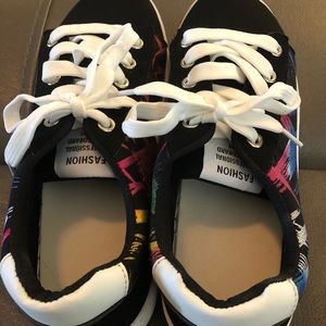 Women’s fashion tennis shoes